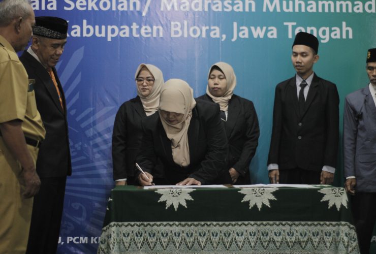 Regenerasi Kepemimpinan, 8 Kepala Sekolah dan Madrasah Muhammadiyah Blora Resmi Dilantik