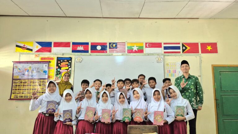 Menebar Cahaya Islam: Lazismu Blora Salurkan Sedekah Mushaf Al-Qur’an untuk Siswa SDN Sendangrejo