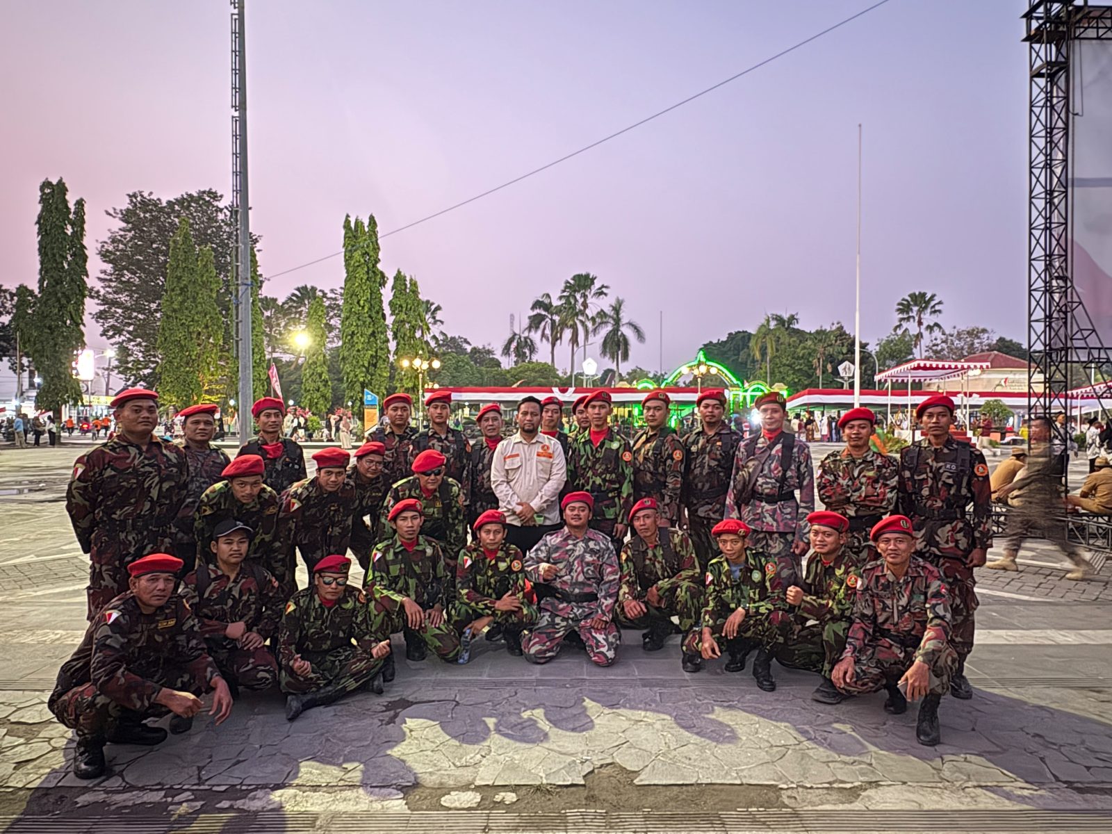 KOKAM Blora Ikuti Upacara Penurunan Bendera HUT RI di Alun-Alun Blora